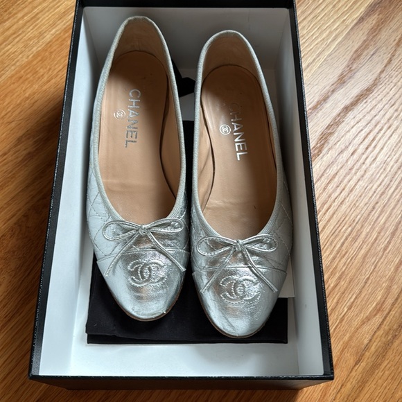 Chanel Silver metallic calfskin quilted cap toe ballerina flats 36.5 - Picture 1 of 11